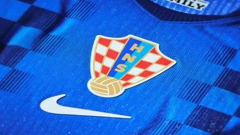 普雷西亚多和王永珀助力深圳佳兆业2-0胜青岛黄海，领跑中超第19轮